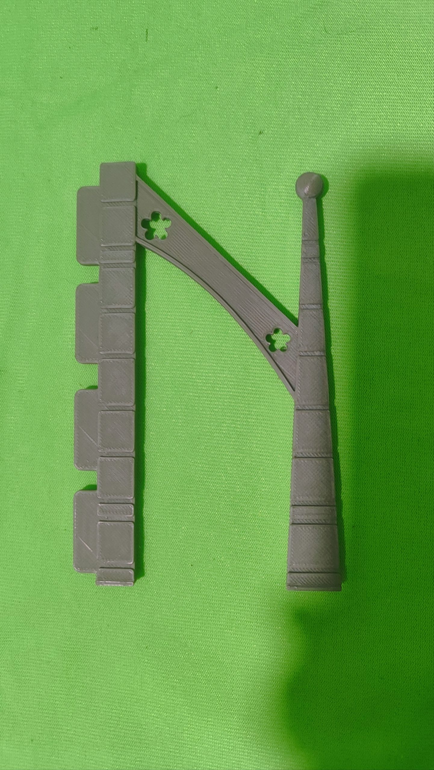 Muro arbotante contra fuerte gótico